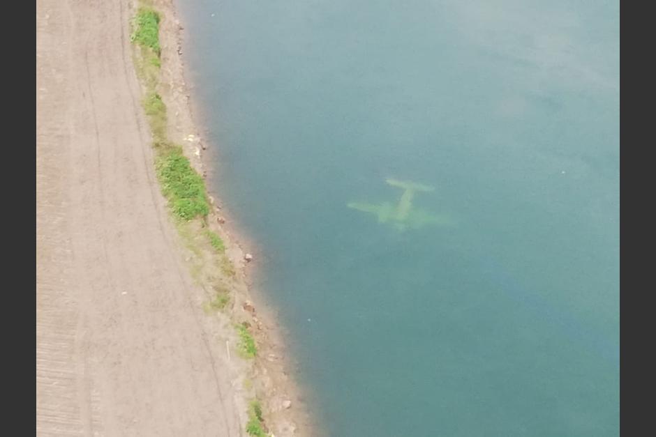 El ejército no ha logrado extraer la aeronave hundida. (Foto: Ejército de Guatemala)
