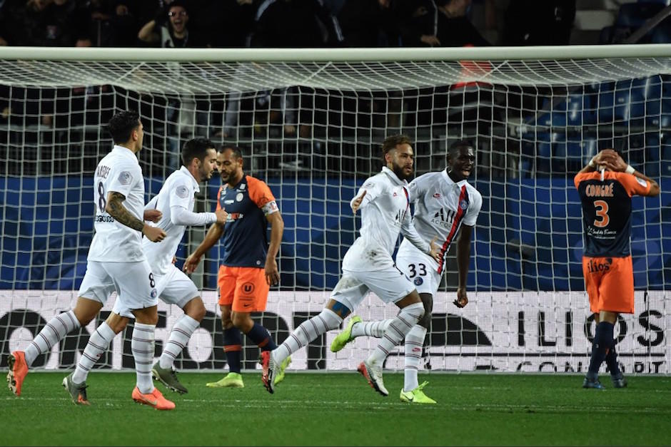 Neymar inicia su festejo, luego de marcar un golazo. (Foto: AFP)