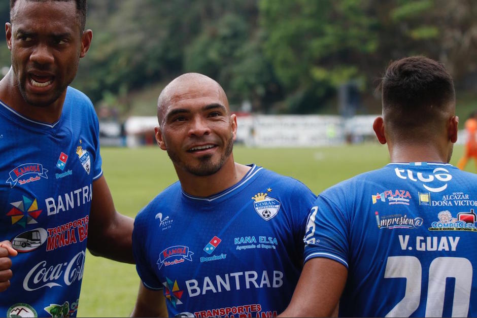 Janderson Pereira festeja con sus compa&ntilde;eros la anotaci&oacute;n del triunfo. (Foto: Eduardo Sam Chun)