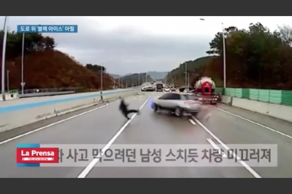 Debido a las bajas temperaturas en Se&uacute;l, Corea del Sur, se forman muchas capas de hielo sobre la carreteras, y como resultado provocan varios accidentes, ya que les dificulta a los carros frenar. (Foto: captura de Youtube).