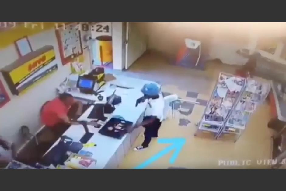 El hombre intentaba recoger el dinero que se le cay&oacute; al ladr&oacute;n. (Foto: captura de Youtube)