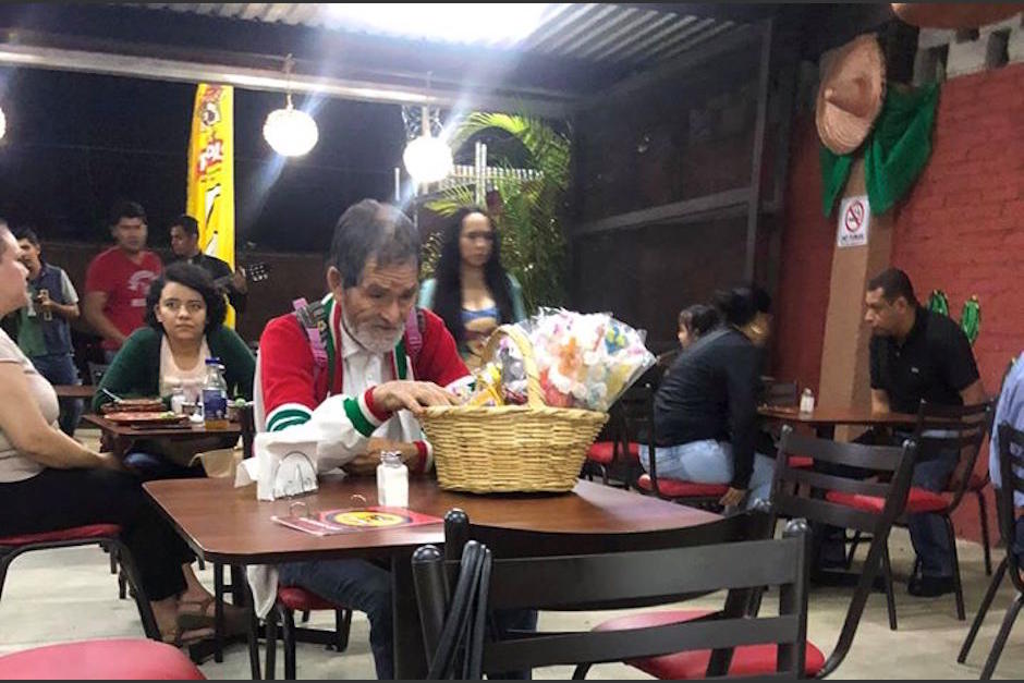 El abuelito comi&oacute; tacos gracias a la bondad de un ni&ntilde;o. (Foto: Facebook)