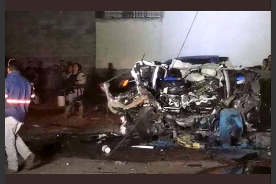 El veh&iacute;culo qued&oacute; destrozado tras la explosi&oacute;n que, pese a la expansi&oacute;n, no registr&oacute; heridos. (Foto: Marquesina)