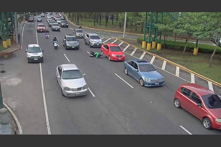 Un motorista perdi&oacute; el control y se empotr&oacute; en un veh&iacute;culo. (Foto: Captura de pantalla)&nbsp;