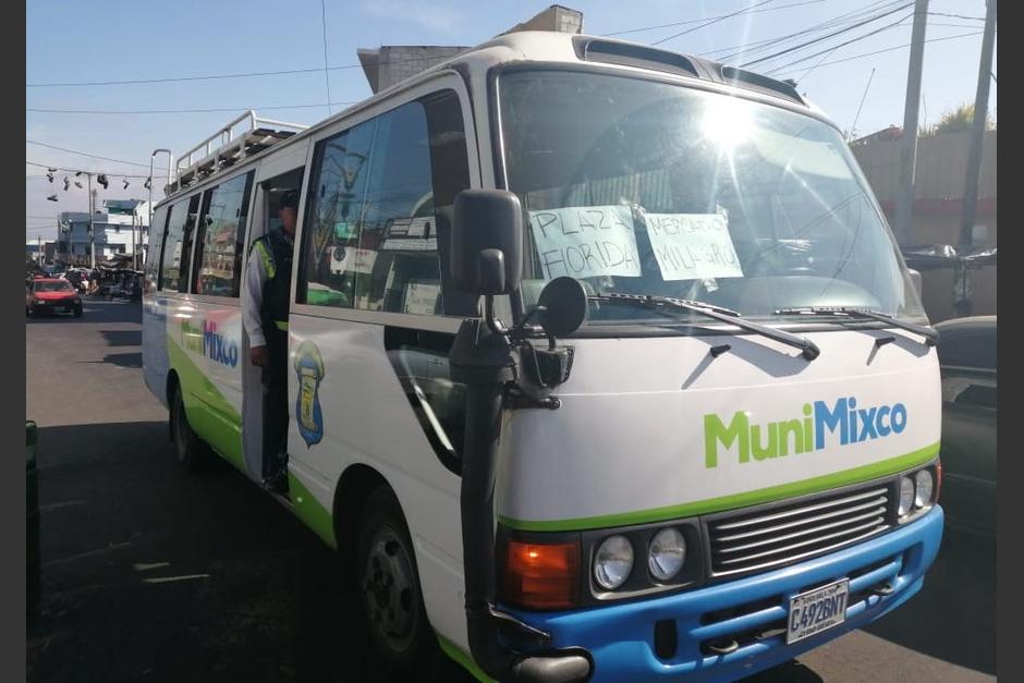 La Municipalidad de Mixco ha dispuesto de varios de sus vehículos para agilizar la movilidad de los vecinos afectados por la falta de transporte público. (Foto: Muni Mixco)