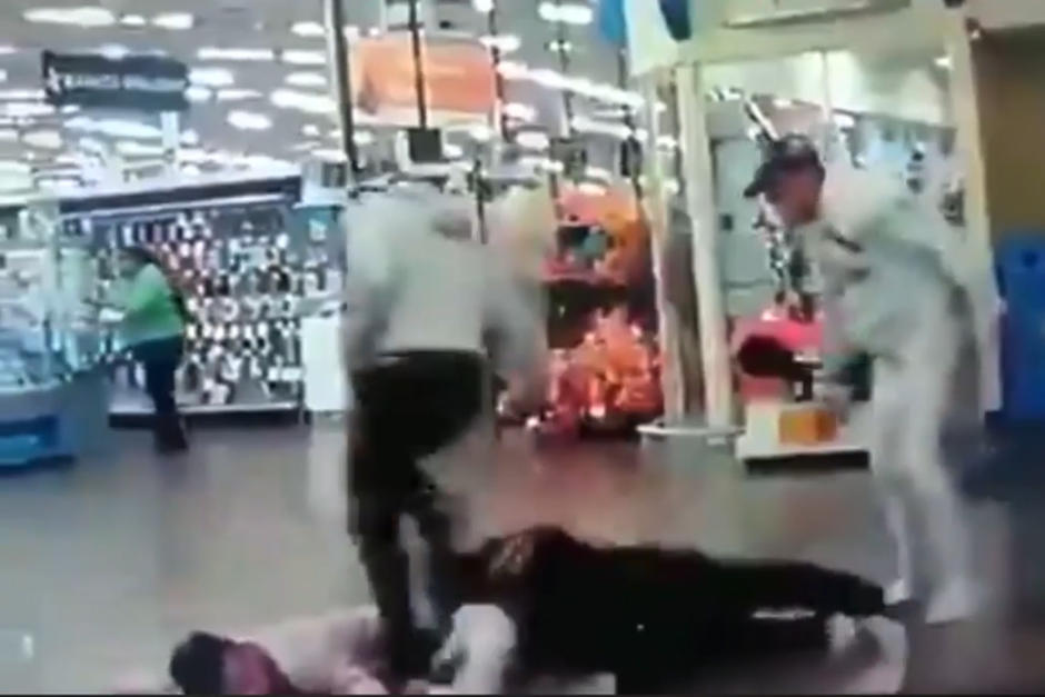 Empleados y clientes del supermercado se vieron atemorizados por el repentino asalto. (Foto: Captura de pantalla)