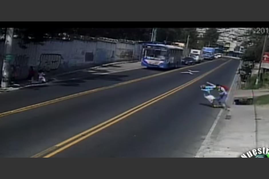 El hombre hab&iacute;a sido asaltado y la v&iacute;ctima alcanz&oacute; a pie al delincuente para golpearlo. (Foto: captura pantalla)&nbsp;