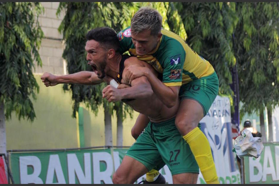 La eufórica celebración de Luis Ángel Landín en el gol polémico. (Foto: Javier del Cid)