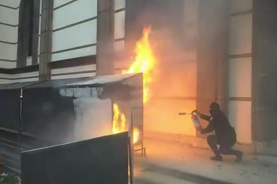 El incendio se registr&oacute; en el ingreso del recinto religioso. (Foto: captura video)&nbsp;