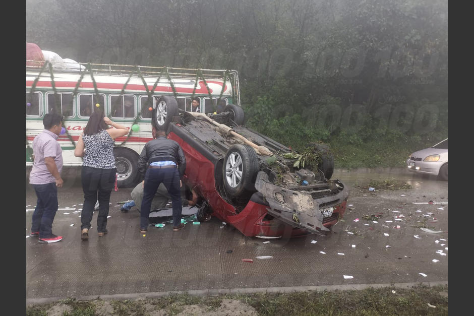 El conductor del carro perdi&oacute; el control del mismo por la fuerte lluvia. (Foto: Stereo100/Soy502)&nbsp;