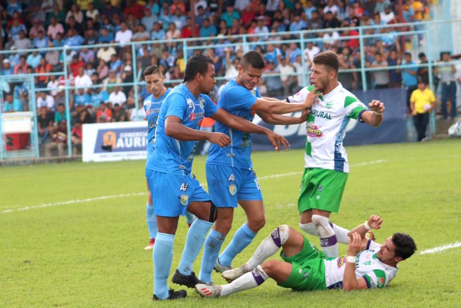 Sanarate y Antigua GFC protagonizaron un duelo muy disputado. (Foto: Javier del Cid)
