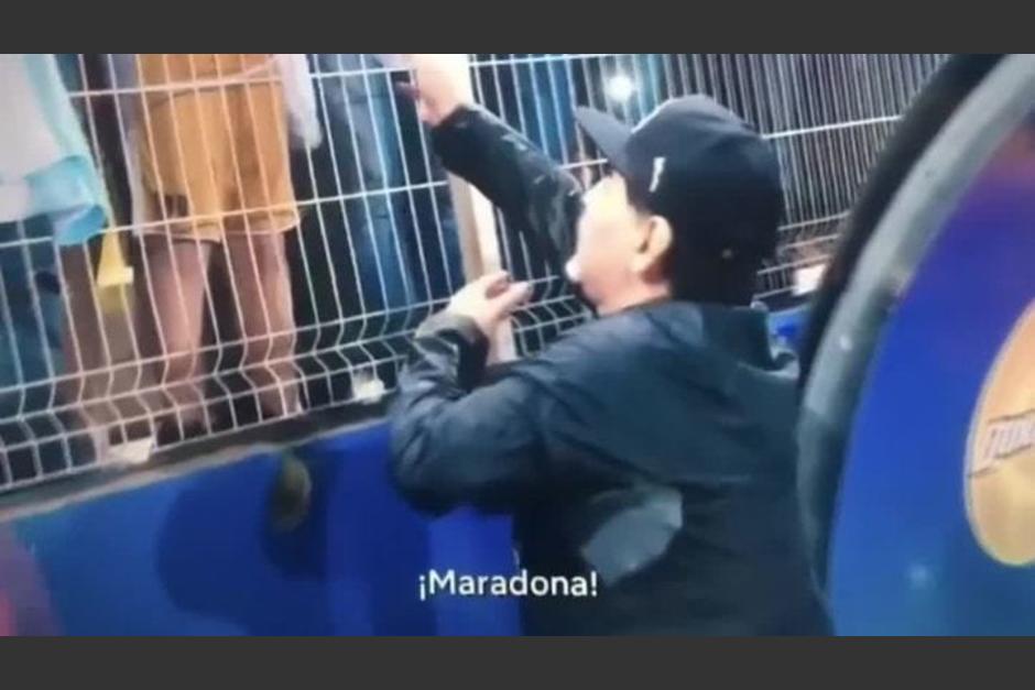 Los niños le pedían a gritos al futbolista un autógrafo. (Foto: captura pantalla)&nbsp;