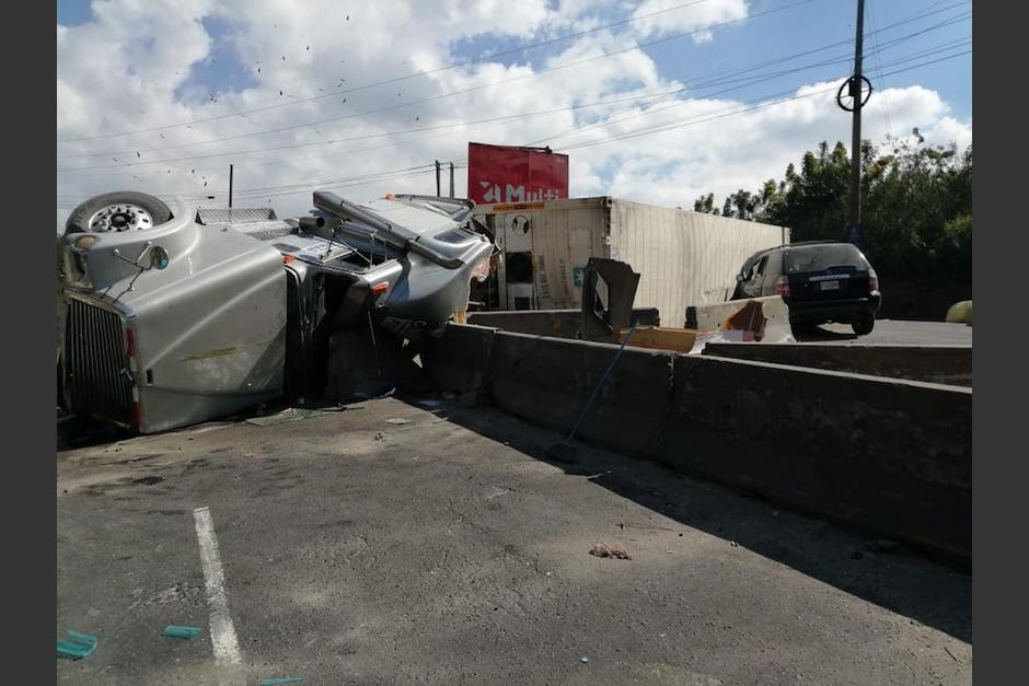 El tráiler quedó volcado cubriendo casi toda la vía. (Foto: Vías Consesionadas)