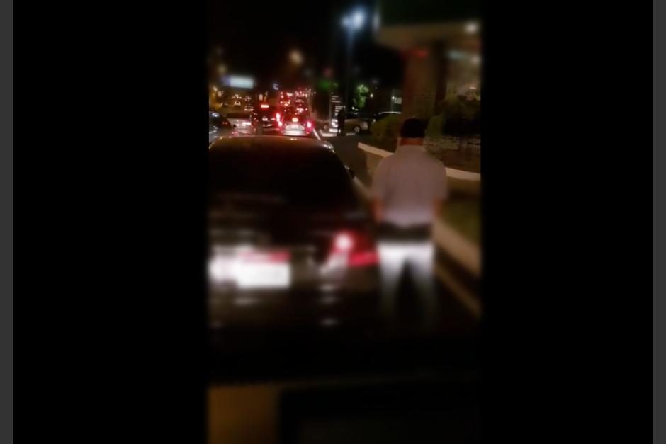 El hombre detuvo su vehículo en el carril auxiliar para orinar en la vía pública. (Foto: captura video)&nbsp;