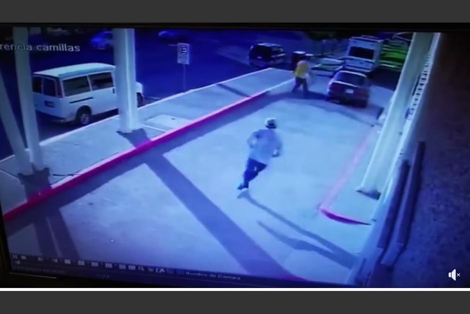 Un sicario sale de un hospital luego de haber ejecutado a un guardia de seguridad. (Foto: Captura de video)