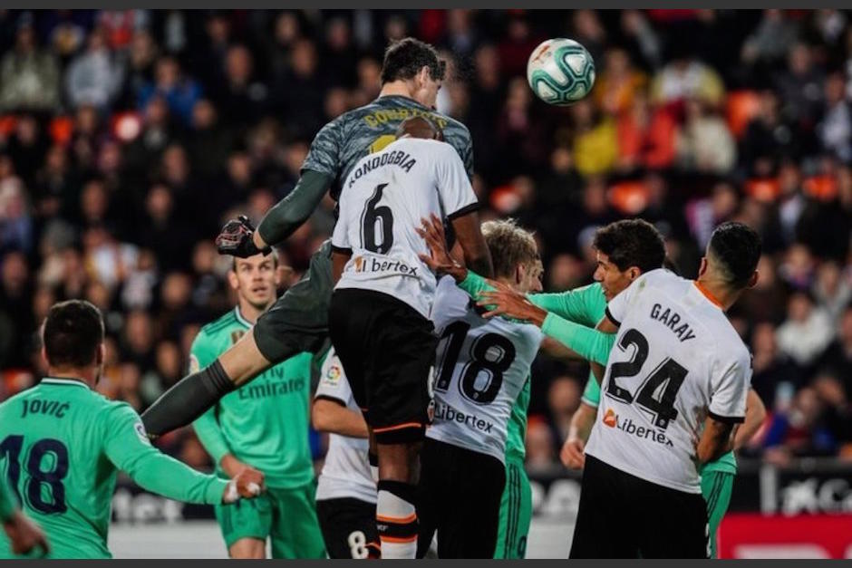 Courtois al momento de cabecear el bal&oacute;n que, luego, tom&oacute; Benzema para el gol. (Foto: Twitter)