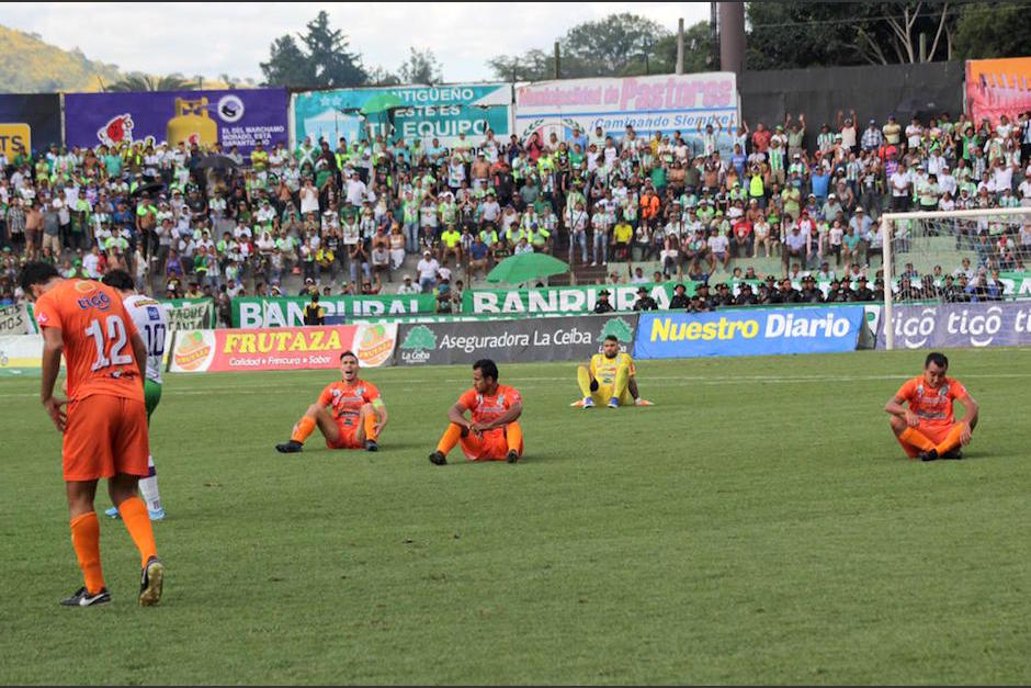 Los jugadores de Sanarate FC se sentaron en el campo cuando todav&iacute;a hab&iacute;a tiempo para jugar. (Foto: Javier del Cid)