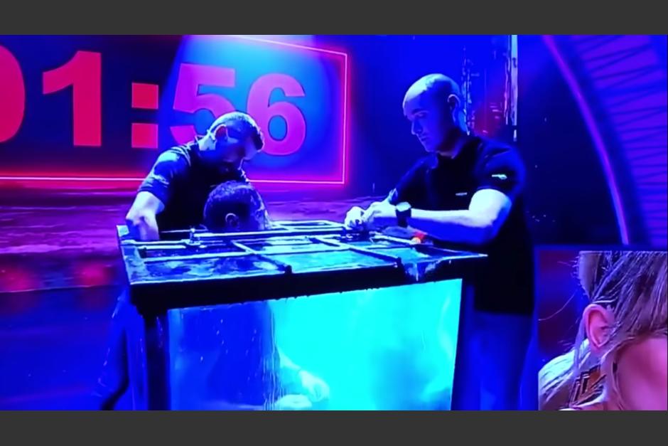 El mago tuvo que ser asistido por varias personas para liberarse de la trampa. (Captura Pantalla)