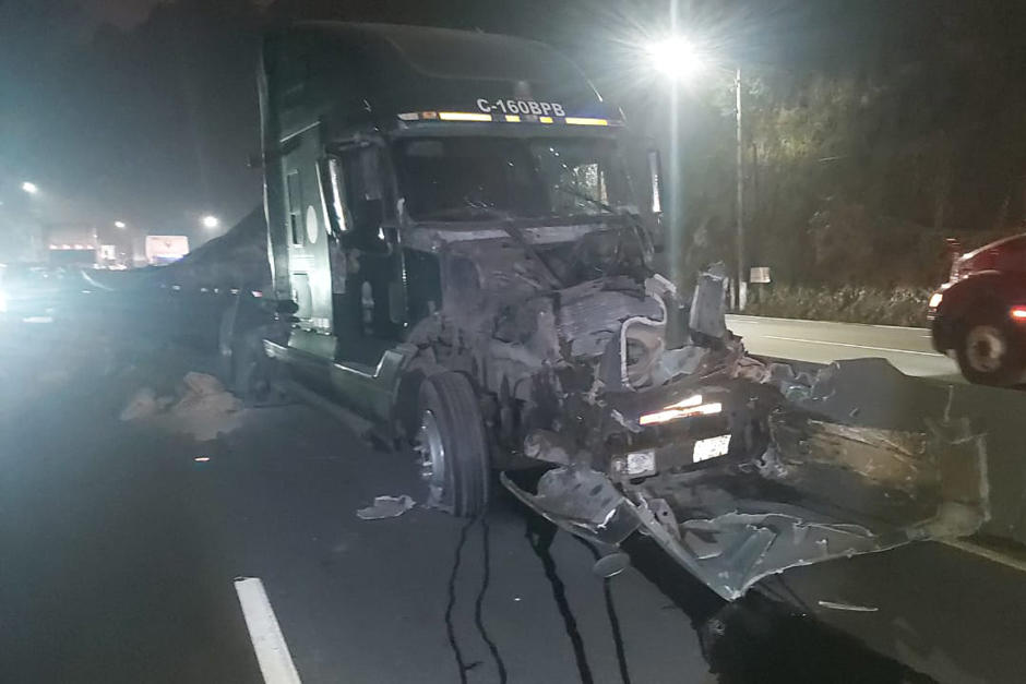 Un fuerte accidente se produjo sobre la cuesta de Villa Lobos y obstruye dos carriles con direcci&oacute;n hacia el Sur. (Foto: Dalia Santos/PMT Villa Nueva)