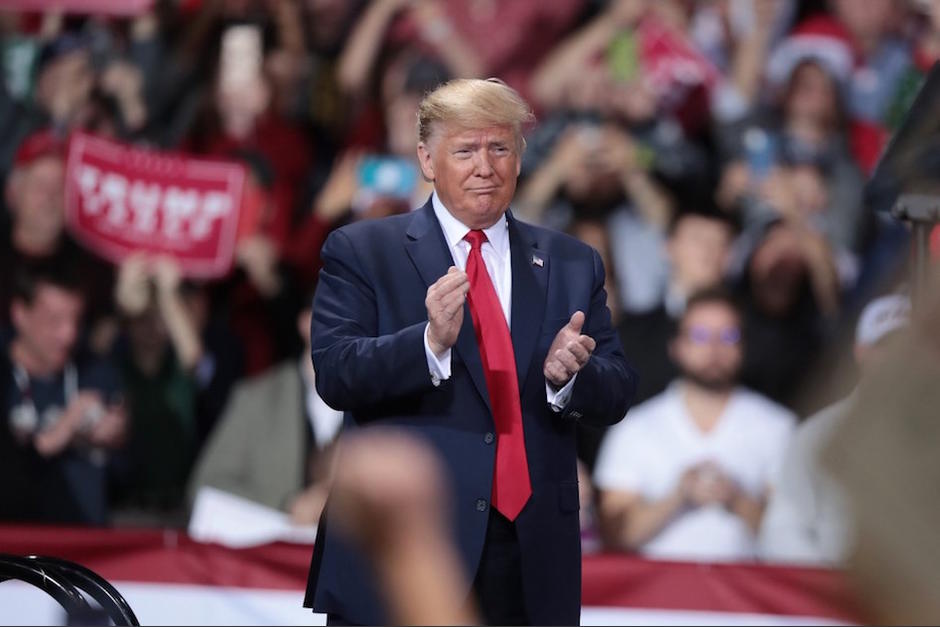 Aprueban cargo de abuso de poder contra Donald Trumpo. (Foto: AFP)