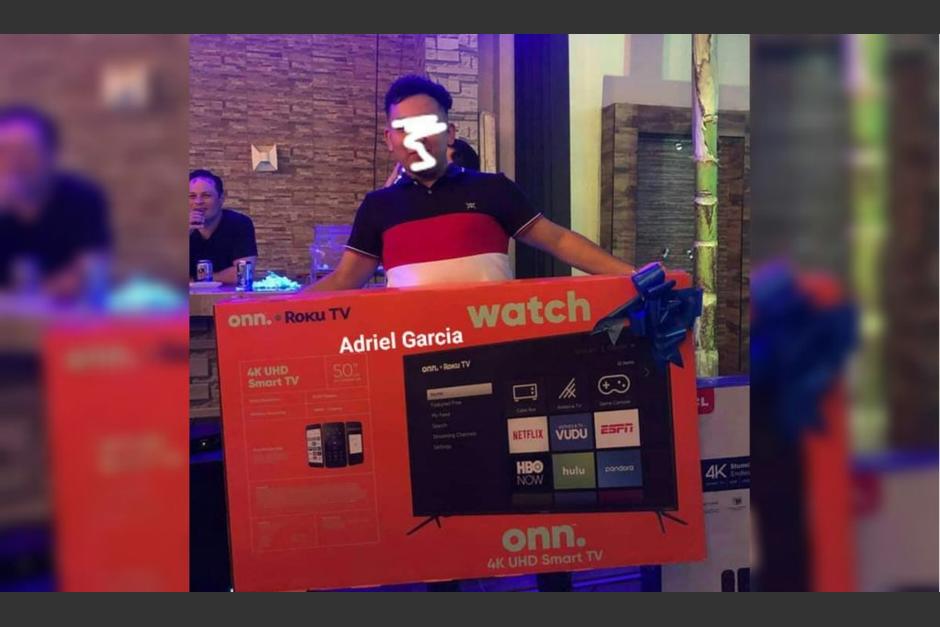 El "nuevo" de la oficina se ganó una pantalla en la posada de la empresa y luego presentó su renuncia. (Foto: Facebook)