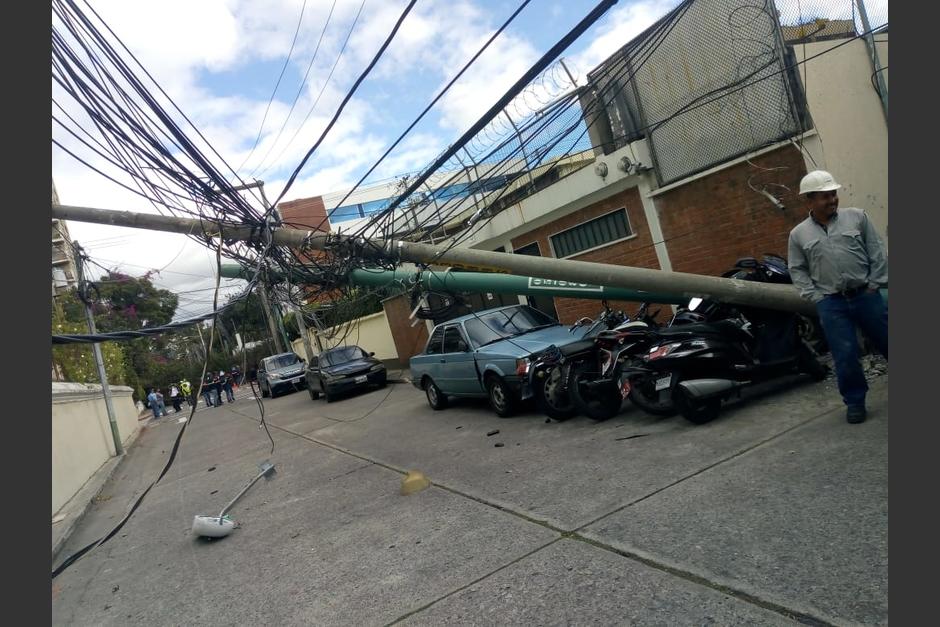 Un poste cay&oacute; en la zona 10 debido a los fuertes vientos. (Foto: Conred)