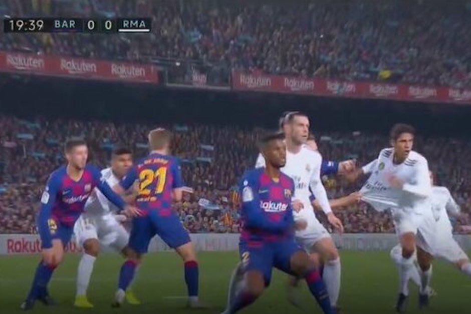 Penalti claro sobre Raphael Varane que el &aacute;rbitro. (Foto: Captura de video)