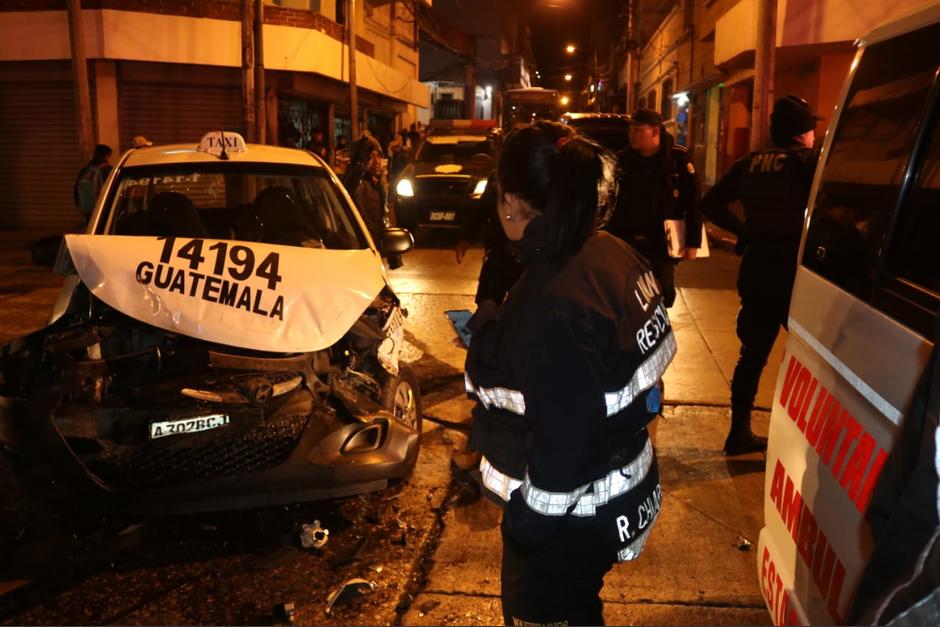 Una autopatrulla y un taxi chocaron en zona 1. (Foto: V&iacute;ctor Bola&ntilde;os/Twitter)&nbsp;
