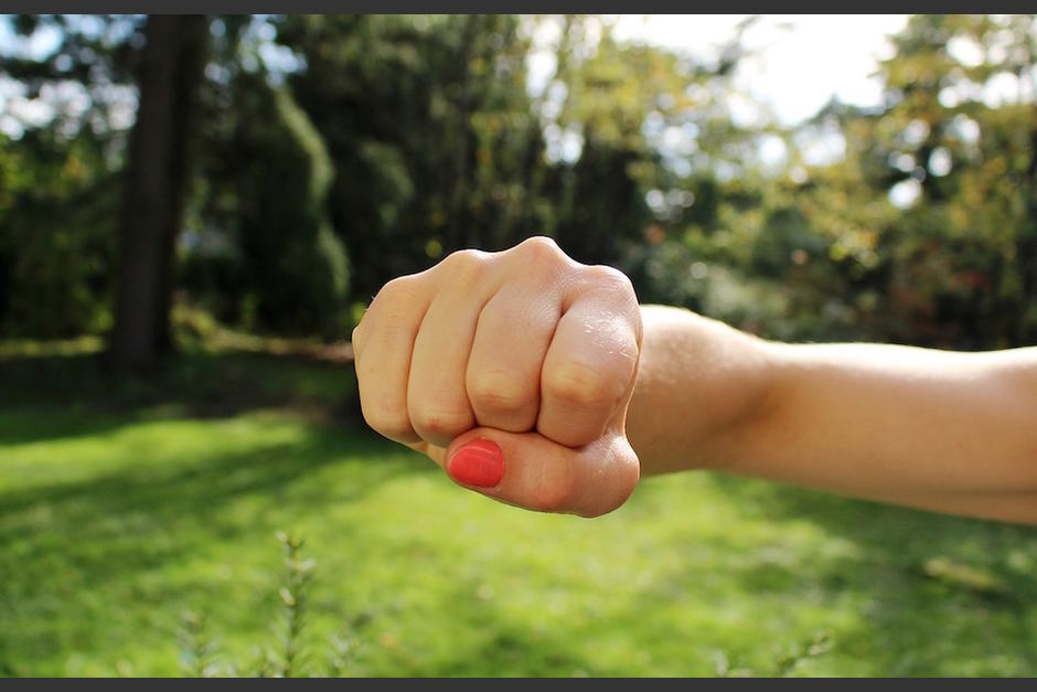 Cegada por los celos&nbsp; una mujer se trepó semidesnuda al techo de un carro en movimiento en una carretera. (Foto: Captura de video)