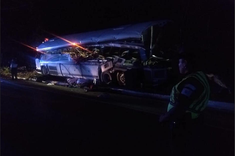El choque de un pullman y un tráiler dejó saldo de muertos y heridos. (Foto: Provial)