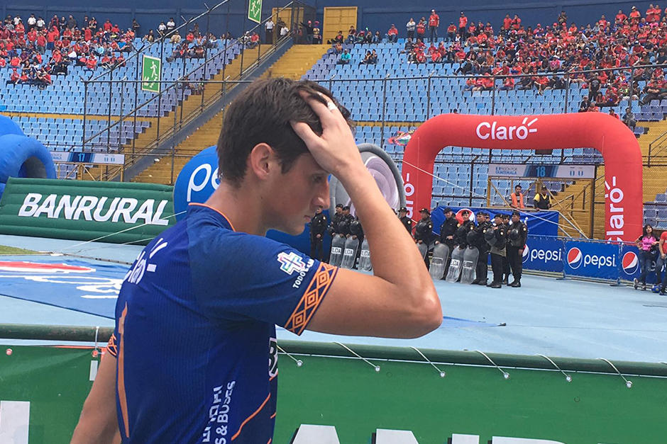 El portero de los Rojos cometió una mala salida y provocó su expulsión. (Foto: Luis Barrios/Soy502)&nbsp;