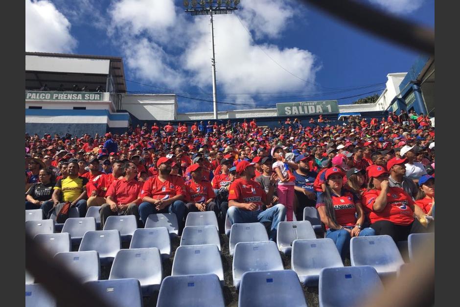 Los jugadores y aficionados guardaron un minuto de silencio por la tragedia del sábado. (Foto: Luis Barrios/Soy502)&nbsp;