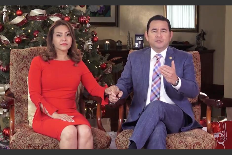 Patricia de Morales y Jimmy Morales durante el mensaje de Navidad. (Foto: Captura de pantalla)