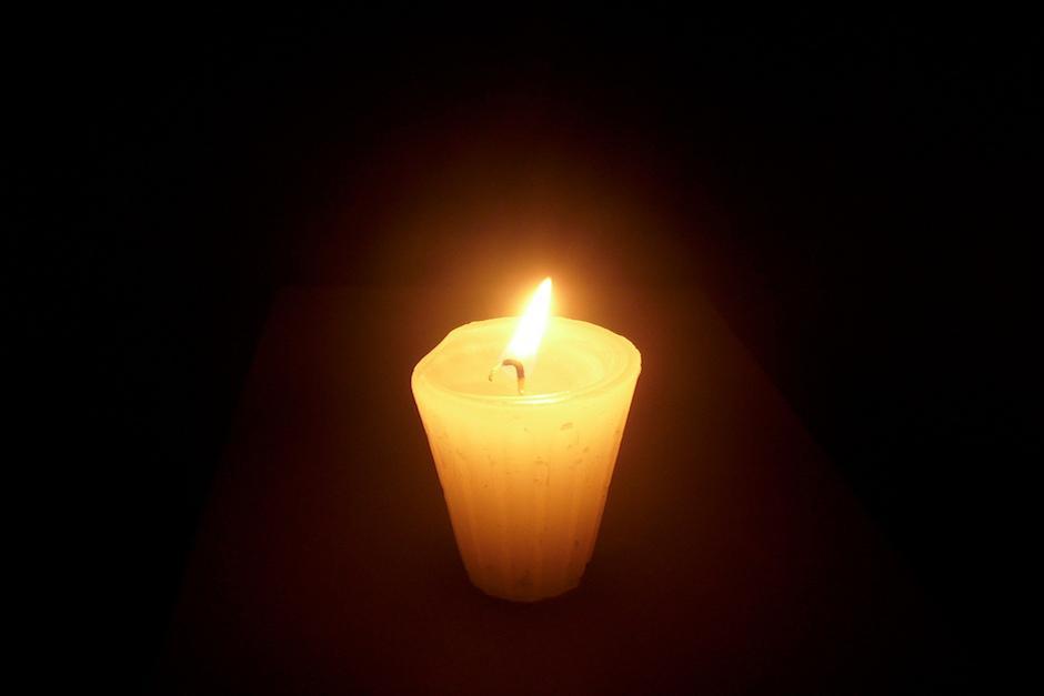 Las autoridades efectúan las pruebas de campo para constatar qué droga transportaban las veladoras. (Foto: Archivo/Soy502)