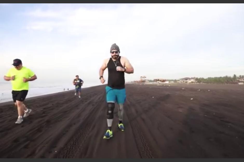 Neto Bran acudi&oacute; a la playa para continuar su rutina de boxeo. (Foto: captura video)&nbsp;