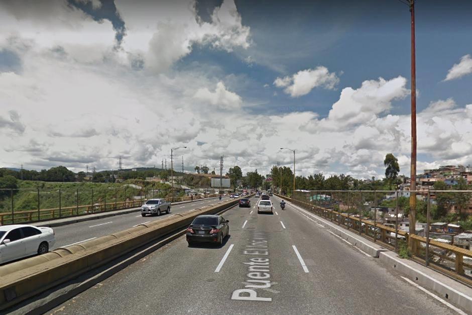 Varios peatones ayudaron al hombre para que no se lanzara. (Foto: Google Maps)&nbsp;