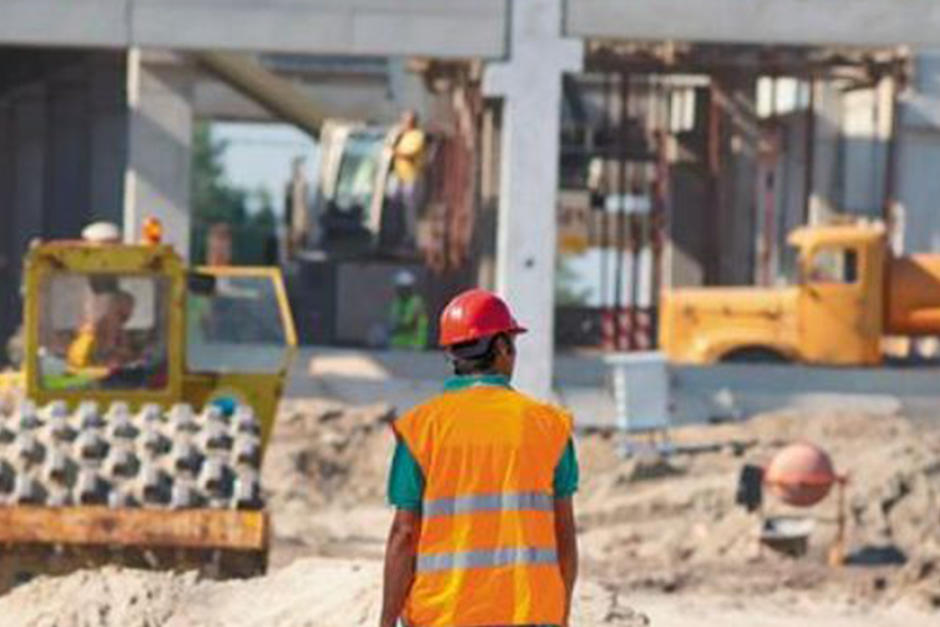 Alejandro, un joven que se gana la vida trabajando en construcci&oacute;n es todo un ejemplo de superaci&oacute;n. (Foto: Captura de video)