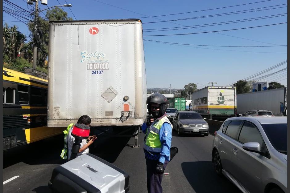 El obstáculo se mantiene sobre la ruta mientras las autoridades efectúan las maniobras para retirarlo. (Foto: Dalia Santos)
