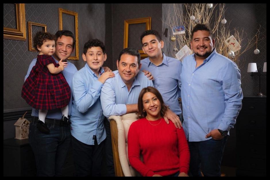 La foto familiar de Navidad del presidente Jimmy Morales. (Foto: Instagram)&nbsp;