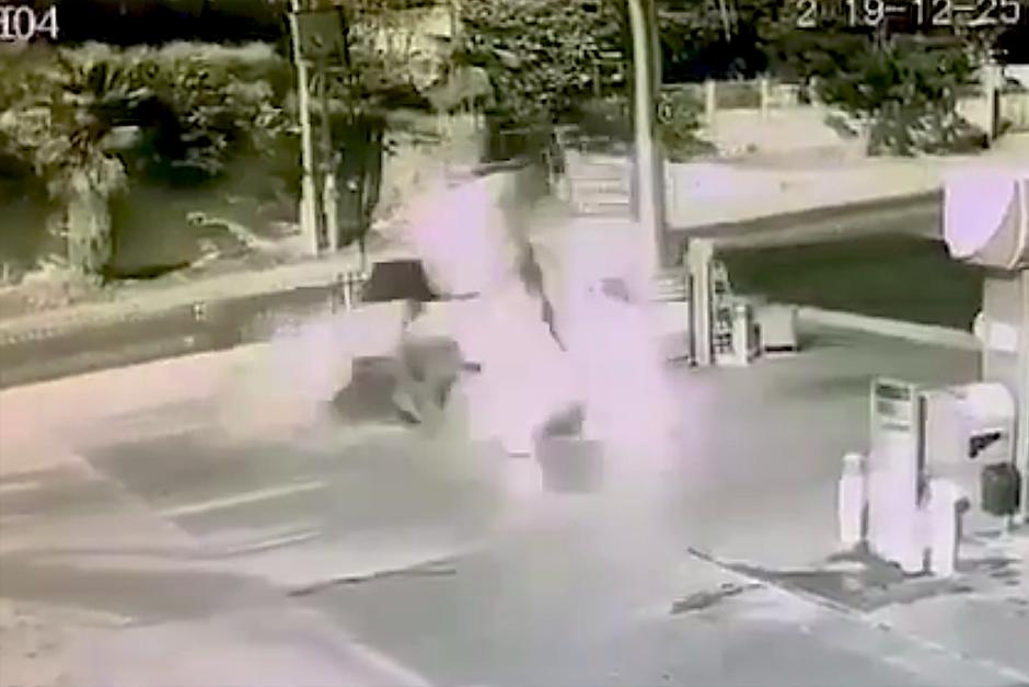 Un picop choc&oacute; contra un dispensador de gasolina en Estanzuela, Zacapa. (Foto: Captura de pantalla)