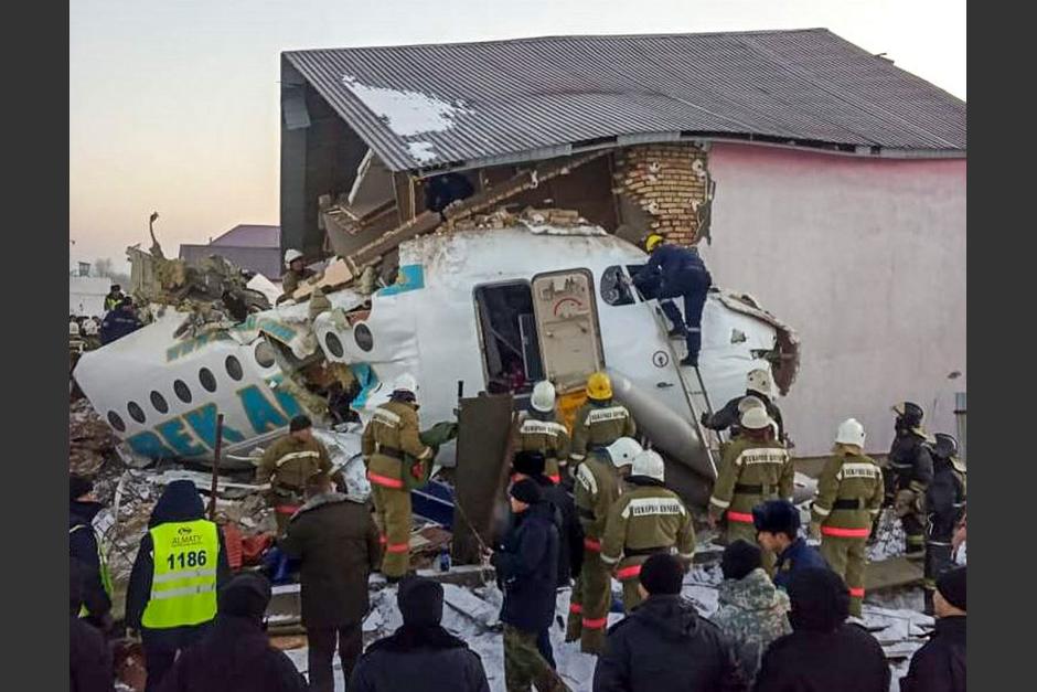 El avión cayó en una zona residencial a poco tiempo de iniciar su despegue en Kazajistán. (Foto: AFP)