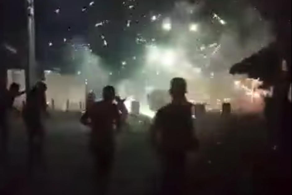 Varios j&oacute;venes participaron en la "guerrita" con fuegos artificiales durante la navidad. (Foto: Captura de pantalla)