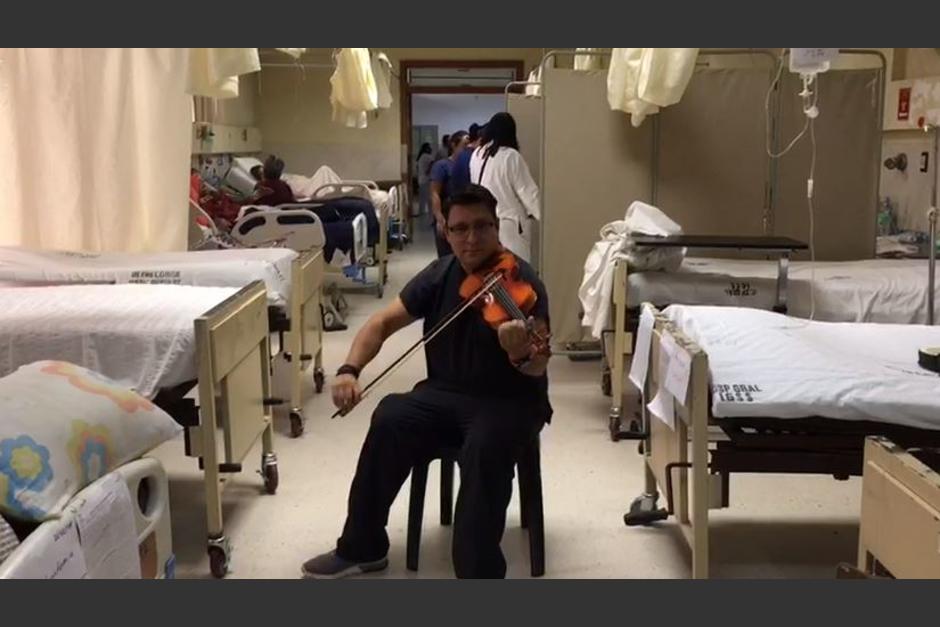 El doctor Henry Javier Vel&aacute;squez Moreno toc&oacute; el viol&iacute;n para pacientes del Hospital General de Enfermedades del IGSS el 24 de diciembre. (Foto: IGSS)&nbsp;
