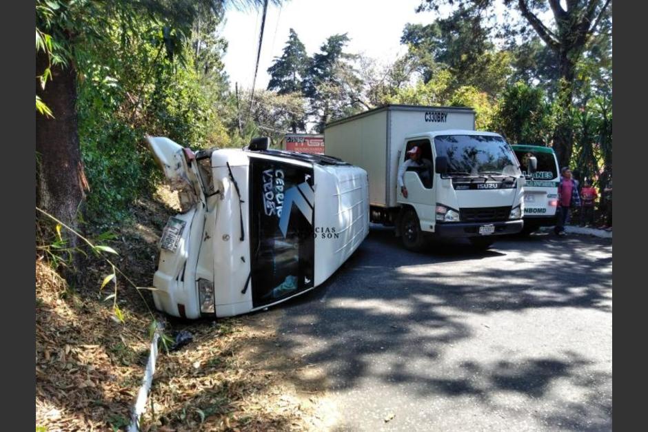 El microb&uacute;s qued&oacute; volcado sobre la carretera de la aldea Los Verdes en Fraijanes. (Foto: Noticias Como Son)
