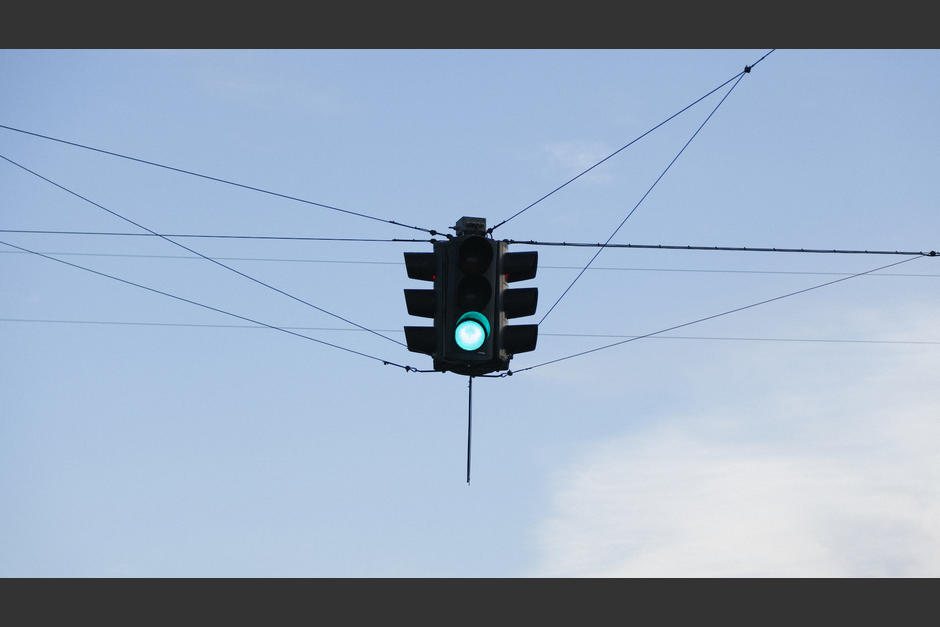 Las autoridades se&ntilde;alan que el viento pudo ser la causa que provoc&oacute; el desprendimiento del sem&aacute;foro. (Foto: Freepik)