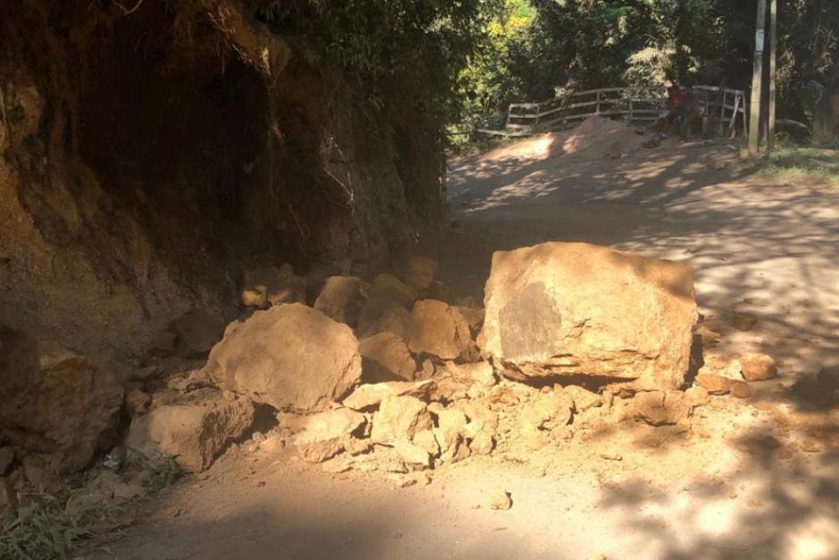 El derrumbe que hace lento el tráfico se encuentra en la entrada a Lo de Coy en Mixco. (Foto: Conred)&nbsp;