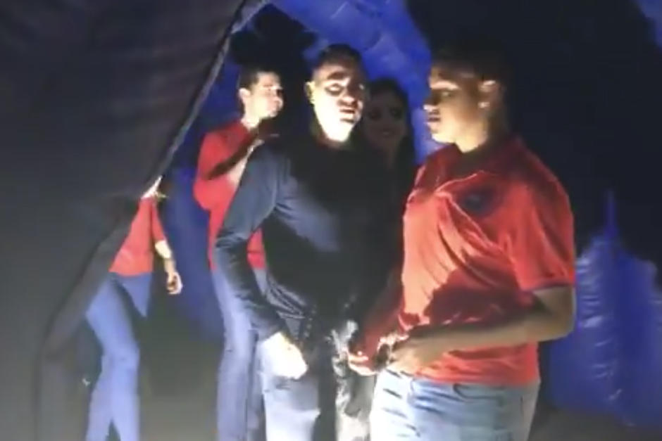 Marco Pappa fue captado en el camerino de los Rojos felicitando a sus excompañeros. (Foto: Luis Barrios/Soy502)