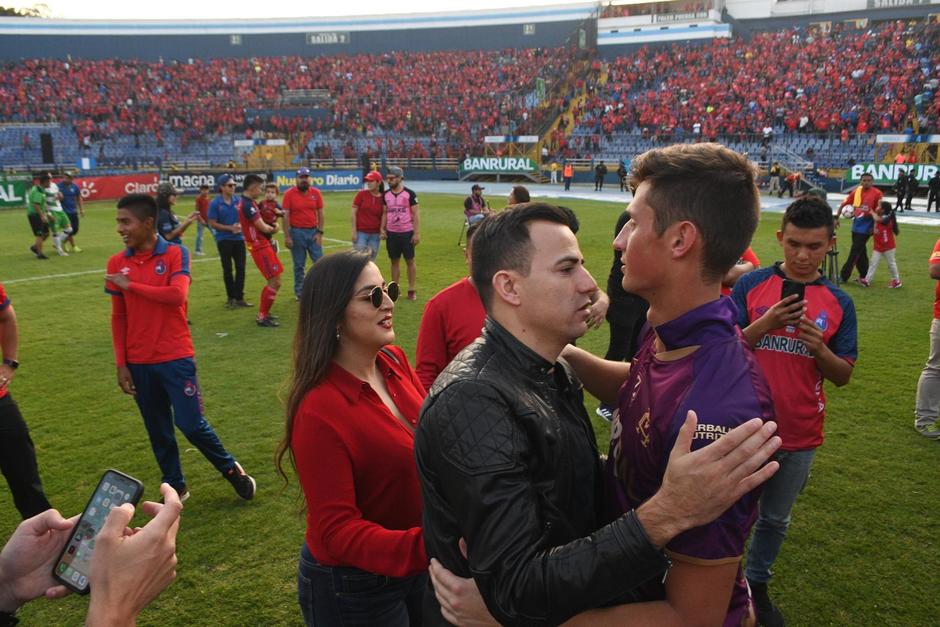 Marco Pappa bajó a la cancha y festejó el triunfo de Municipal como si fuese un jugador más. (Foto: Rudy Martínez/Soy502)