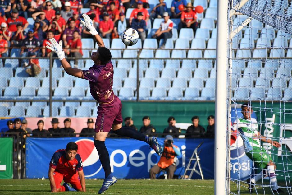 Nicholas Hagen soltó la pelota y la sacó a centímetros del gol. Los antigüeños reclamaban gol. (Foto: Rudy Martínez/Soy502)