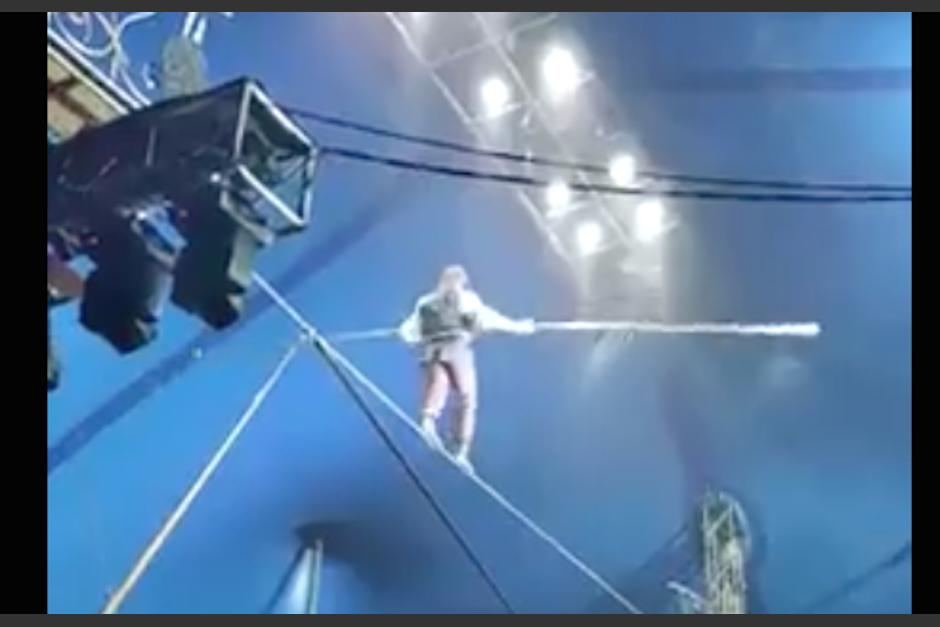 Un trapacista cay&oacute; de cabeza al suelo, tras perder el equilibrio en la cuerda. (Foto: Captura de video)